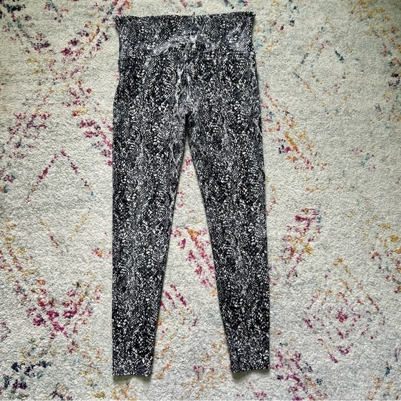 Spanx Faux Leather Snakeskin Print Leggings in Black & White sz XL - Picture 4 of 4